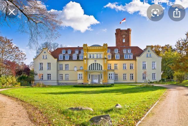 Schloss Lelkendorf Apartment Ulrichshusen Maisonette Fewo Mecklenburger Seenplatte Mit Dachterrasse Naehe Ostsee Екстериор снимка
